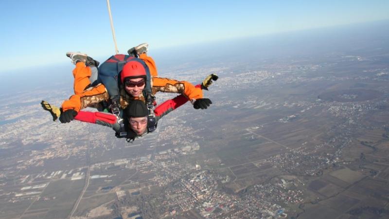 Parachute jump in tandem with instructor in Bucharest
